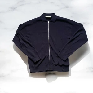 Hel zip - En väldigt fin hel zip från Jack & jones i färgen mörkblå. Mycket bra skick och väldigt snygg. Hör av dig vid frågor/funderingar!!!