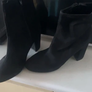 Svarta boots med klack - Snygga svarta boots med klack och dragkedja på sidan. Perfekta för en stilren look och passar bra till både jeans och klänning.