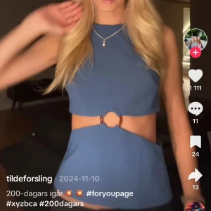 Blå topp Zara - Säljer denna populära as fina toppen från Zara 💙endast andvänd ett fåtal gånger!!