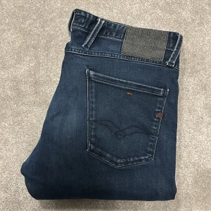 Replay jeans - Replay jeans, modell Joe, slimfit. Size 33/34. Fint skick! Släpper de för 299, inga bud.