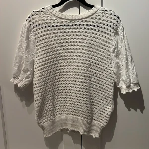 Vit topp - säljer denna vita toppen med design på ärmarna, superfin!!! Storlek M men passar som S
