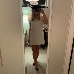 Vit spetsklänning - STUDENTKLÄNNING!!!💛💙