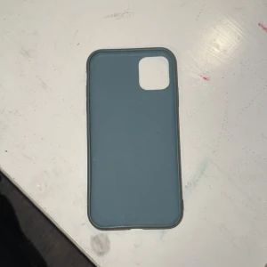 Blått mobilskal för iPhone 11 - Säljer ett stilrent blått mobilskal som passar perfekt till din smartphone. Skalet är enkelt och elegant, vilket ger ett bra skydd samtidigt som det ser snyggt ut. Perfekt för dig som vill ha ett diskret men funktionellt skydd för din mobil. Lite mer åt det turkosa hållet. Köp 1 för 30kr eller 2 i min profil för 50💕