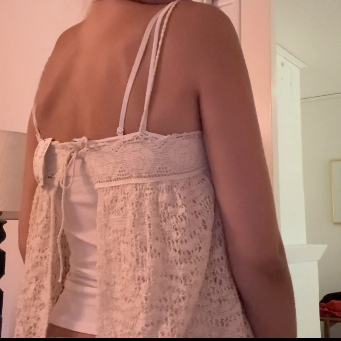 Beige spetslinne med knyte