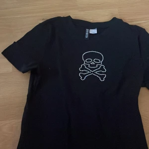 T-shirt med döskalle  - Nästan aldrig andvänd men väldigt cjute 