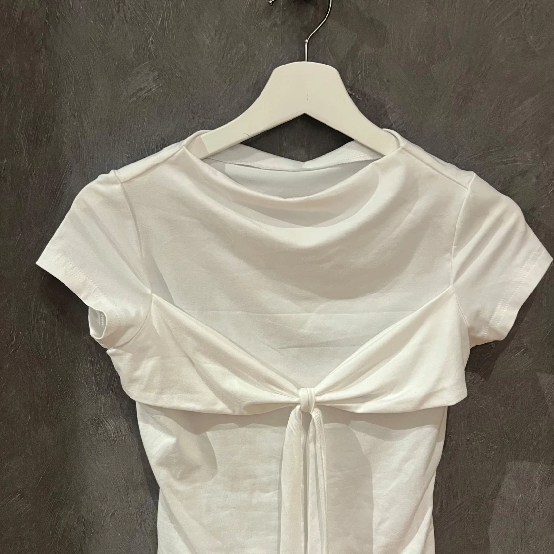 Vit kortärmad topp med knyt - 1