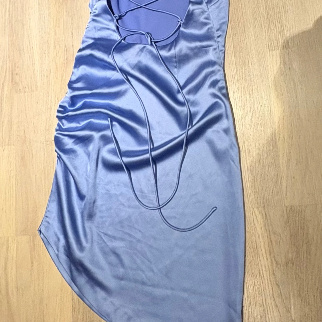 Ljusblå sidenklänning från NA-KD - 1