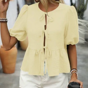 Gul volang blus - Fin volang blus, passande till olika tillfällen och är aldrig fel. En blus med tre rosetter framtill och med korta ärmar