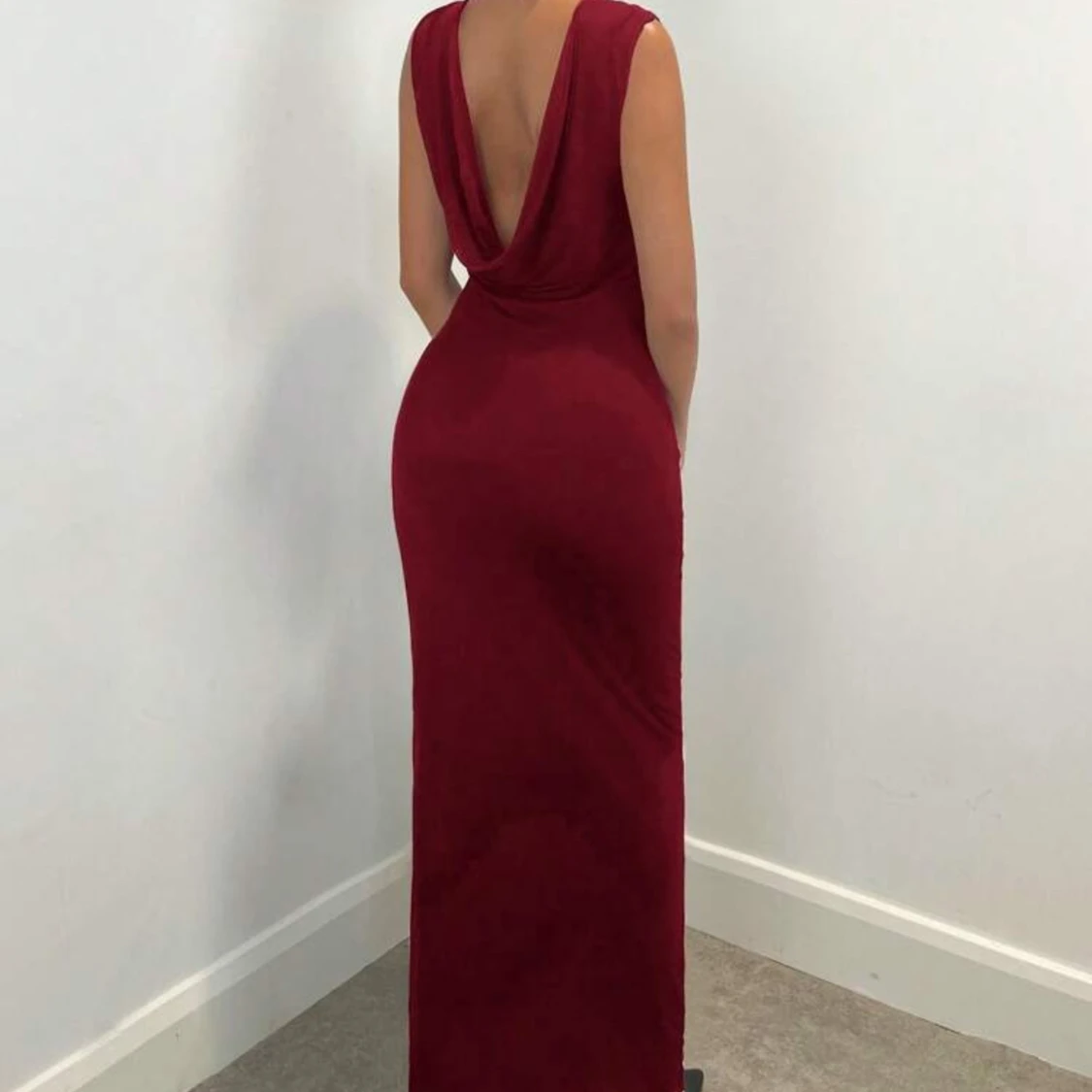 Vinröd långklänning med öppen rygg - 1