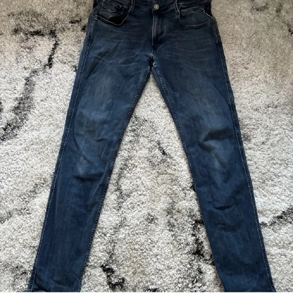Snygga mörkblå jeans från Replay med en klassisk design. De har en knapp och dragkedja framtill samt fem fickor. Perfekta för en stilren look. Storlek W32 L32. Nypris ligger på 1899 och mitt pris är 599. kan även sänka priset vid snabb affär. Farkut & Housut.