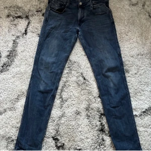 Mörkblå jeans från Replay - Snygga mörkblå jeans från Replay med en klassisk design. De har en knapp och dragkedja framtill samt fem fickor. Perfekta för en stilren look. Storlek W32 L32. Nypris ligger på 1899 och mitt pris är 599. kan även sänka priset vid snabb affär