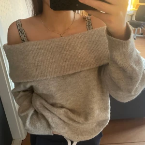 Grå offshoulder tröja - Den är i jättebra skick och är jätteskön att ha på sig.💗I XS fast oversized🙌