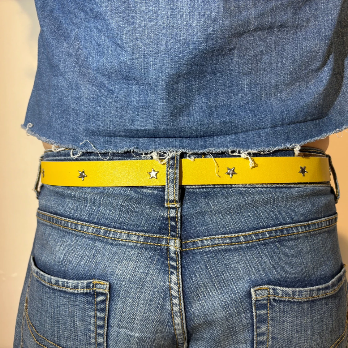 Gult bälte med stjärndetaljer - 1