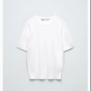 Stickad t shirt  - Fint skick använd få gånger slutsåld