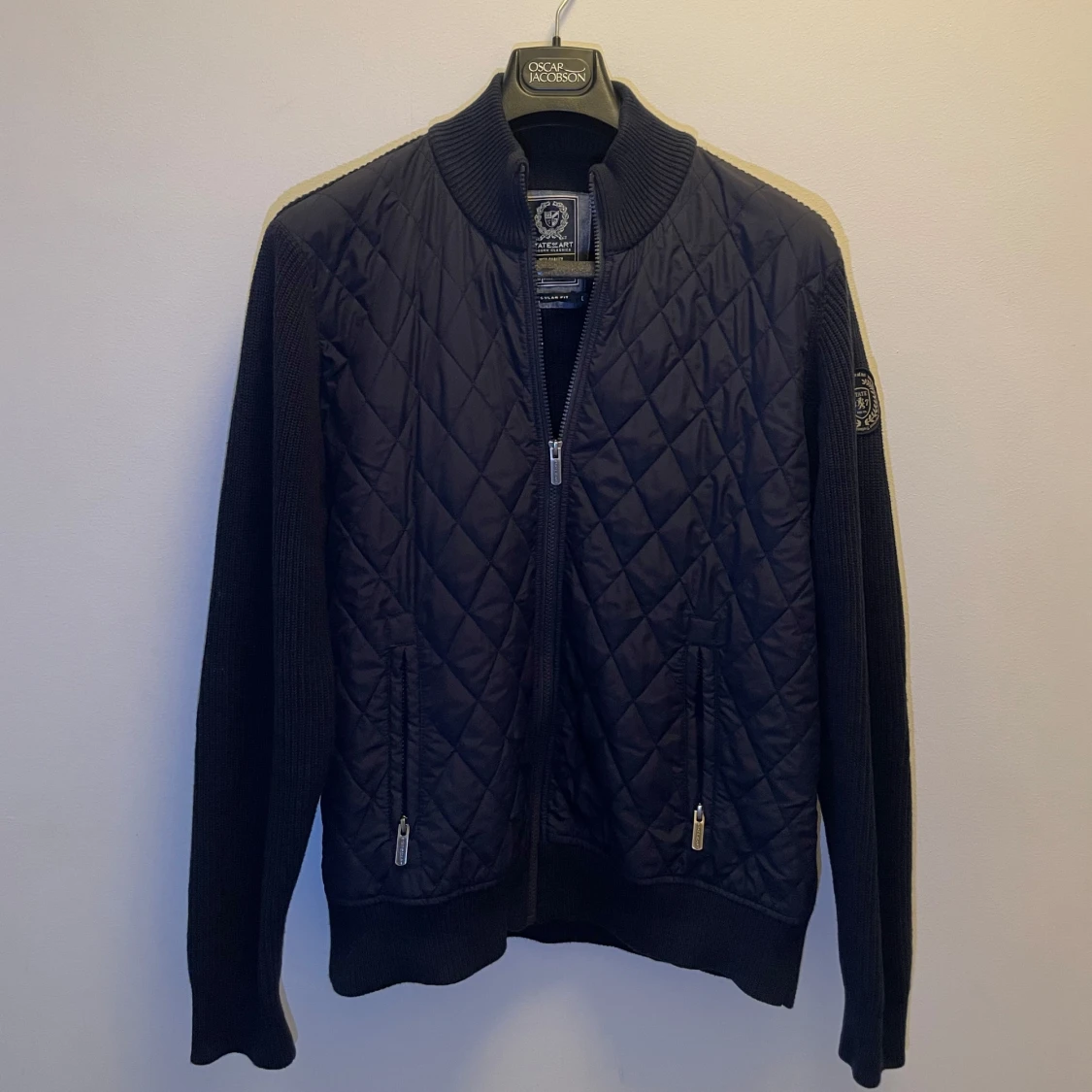 Mörkblå quiltad jacka från State of Art