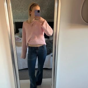 Lågmidjade jeans - Säljer ett par super snygga Lågmidjade jeans som är bootcut. Säljer då dom är lite för tajta i midjan på mig! Jag är 170 cm lång 💗