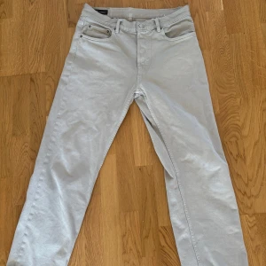 Beige byxor från Zara - Snygga beige byxor från Zara i storlek L. Pris: 300kr. Som nya 