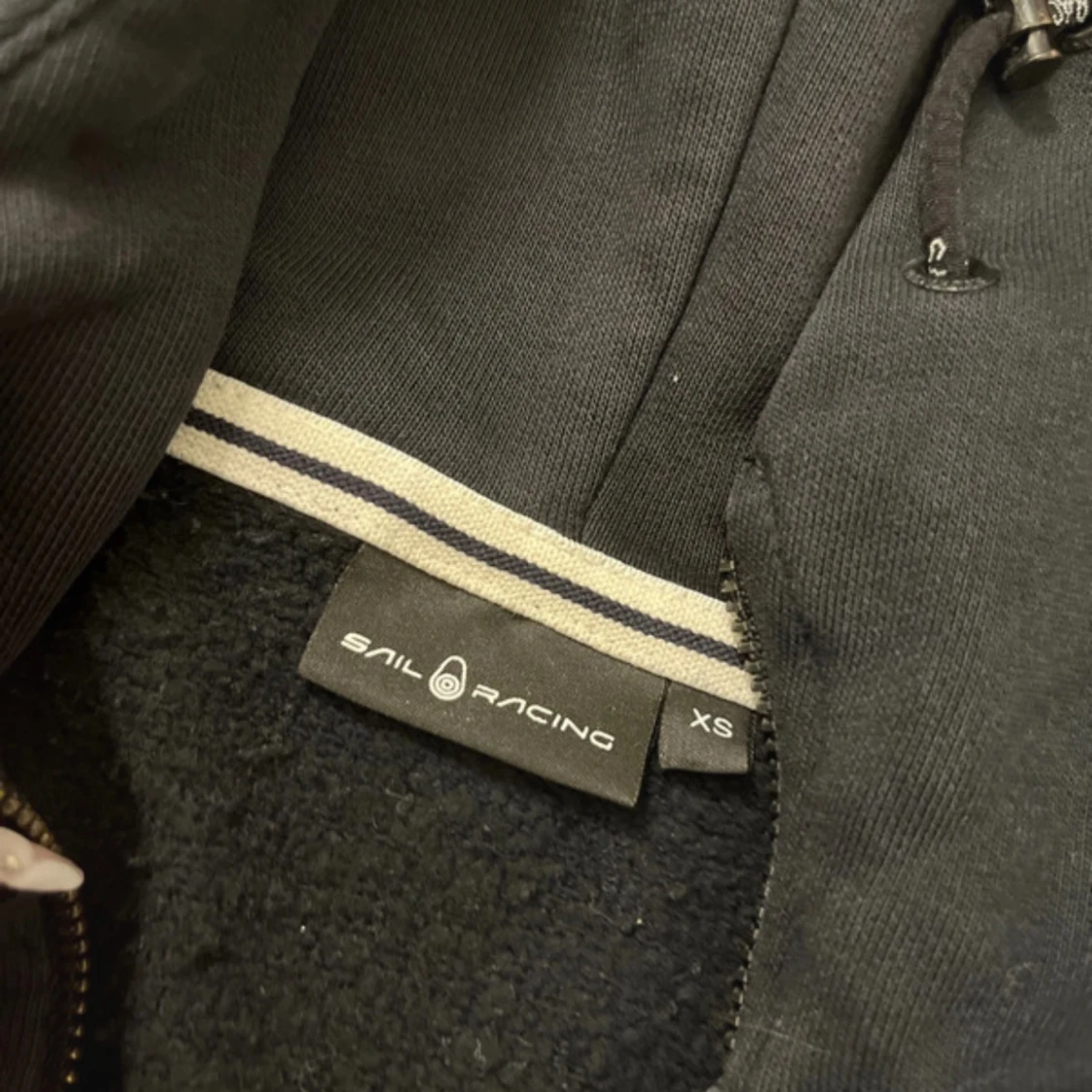 Svart hoodie från Sail Racing - 3