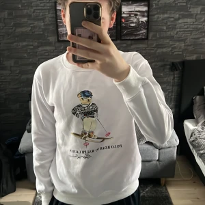 Vit tröja med Polo Bear från Ralph Lauren - Säljer denna stilrena vita polo bear från Ralph lauren, storleken är i L men det sitter mer som en M. Är i princip helt oanvänd och det finns inga synliga skador. Tveka inte att höra av er! Pris går att diskutera!🐻