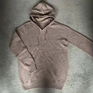 Merinoull Hoodie - En riktigt stilren Merinoull Hoodie i storlek S!🌟Perfekt inför vår och sommar! Använd max 3 gånger, inga defekter! Hör av dig vid intresse eller minsta fundering!😊