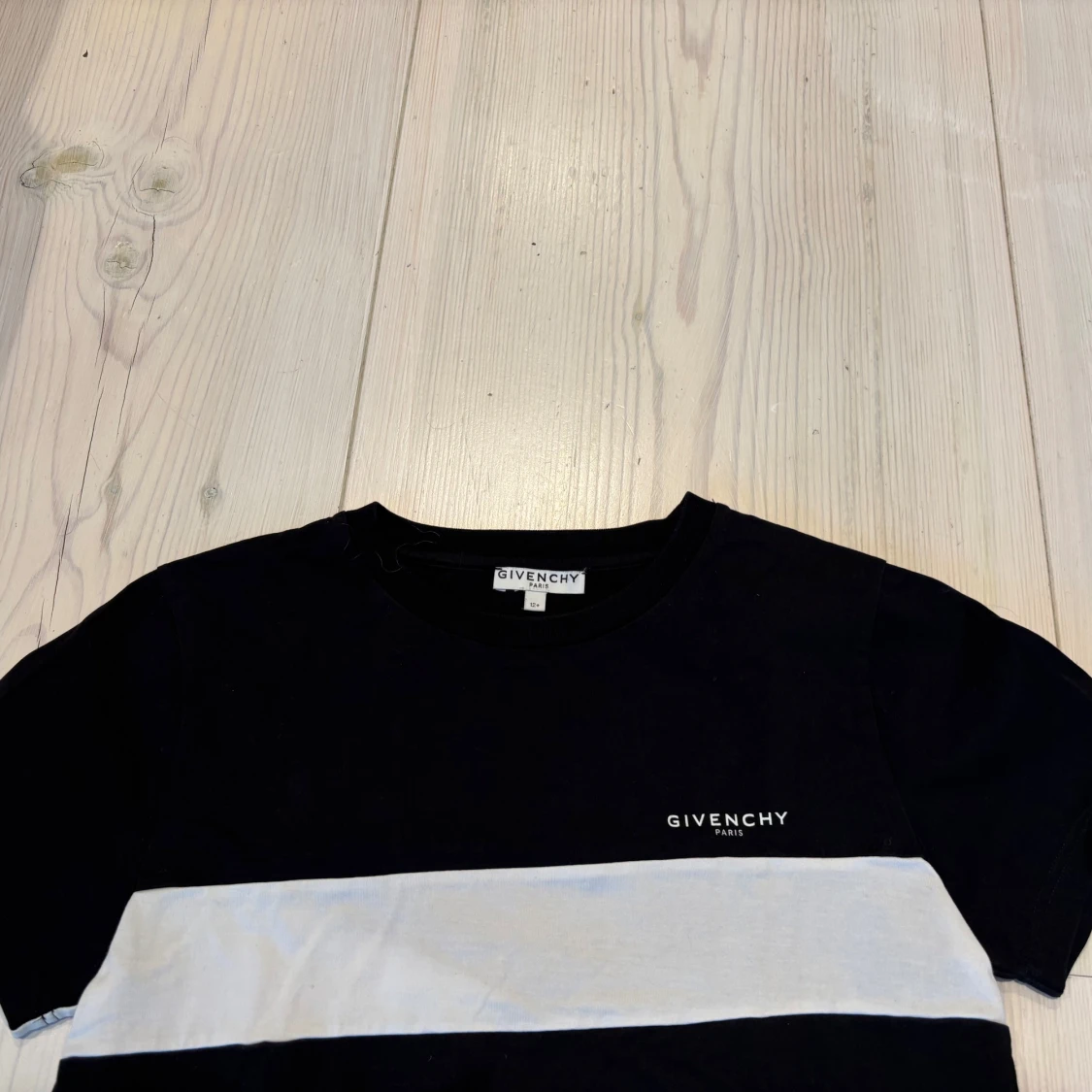 Svart och vit t-shirt från Givenchy - 2