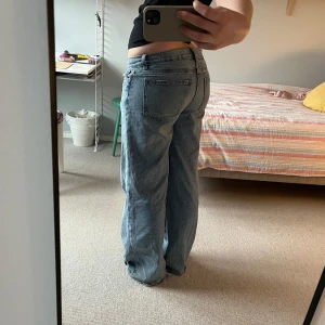 Blå lågmidjade jeans - Säljer mina favoritjeans för att dom tyvärr blivit för små. Dom är lågmidjade med vida ben och passar till allt! Jag är 170 cm. Lite slitna i bak längst ner (bild 4) 💕 Postar snabbt! Skriv om du har frågor💕midjemått: 42 cm innerbenslängd: 81cm mått längst ner på benen: 26,5 cm