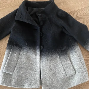 Trekvartsärmad kappa - Trekvartsärmad kappa grå och svart från Zara! Jätte fin och varm