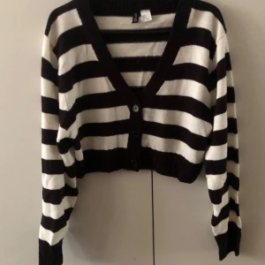 Randig kofta - en snygg randig kofta från H&M i storlek S