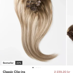 Classic Clip-ins - Säljer Classic Clip-ins i en naturlig blond nyans. Dessa extensions är raka och ger medium volym. Perfekt för att snabbt och enkelt förändra din look med 7 delar som enkelt fästs med clips. Äkta människo hår och använt kanske 3 till 5 gånger säljer då jag inte har tiden att sätta på de varje morgon. Men älskar de verkligen så mycket och tror den skulle va fint på nån annan med 💕 runt 50 mc långt och väldigt tjockt hår. Dom är från rapunzel och ny pris är runt 2500.💕😀