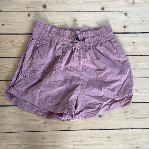 Rosa shorts med resårmidja - Säljer ett par rosa pösiga shorts från H&M i storlek S, de har 2 färgfläckar på sig.