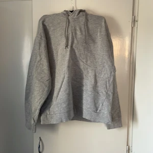 Hoddie från lager 157 - Fin over Size från lager 157