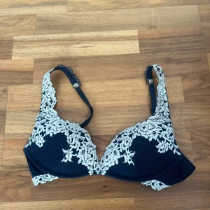Intimissimi bh - Så snygg och skön bh ifrån Intimissimi, som inte passar lämgre den är kanppt använd❤️