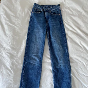 Högmidjade blå jeans - Högmidjade mellanblå jeans, som är klippt en slits längst ner på byxorna🫐🫐 Innerbenslängd: 84 cm, midjemått: 62 cm