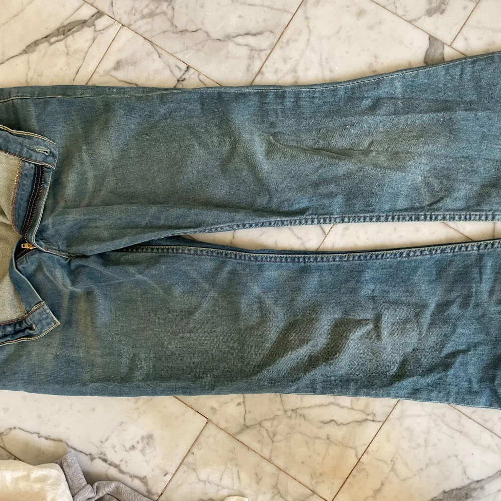 Säljer ett par klassiska blå Levis jeans med en bootcut passform. De har den ikoniska Levis-lappen på baksidan och är midwaist. Dem har en liden defekt ned till men är inget som man tänker på. De är lite länge i benen så passar bra för dem som är lite länge eller har ”normal” långa ben. Skriv gjärna vid frågor och inga ytligare bilder finns🩷🩷. Farkut & Housut.