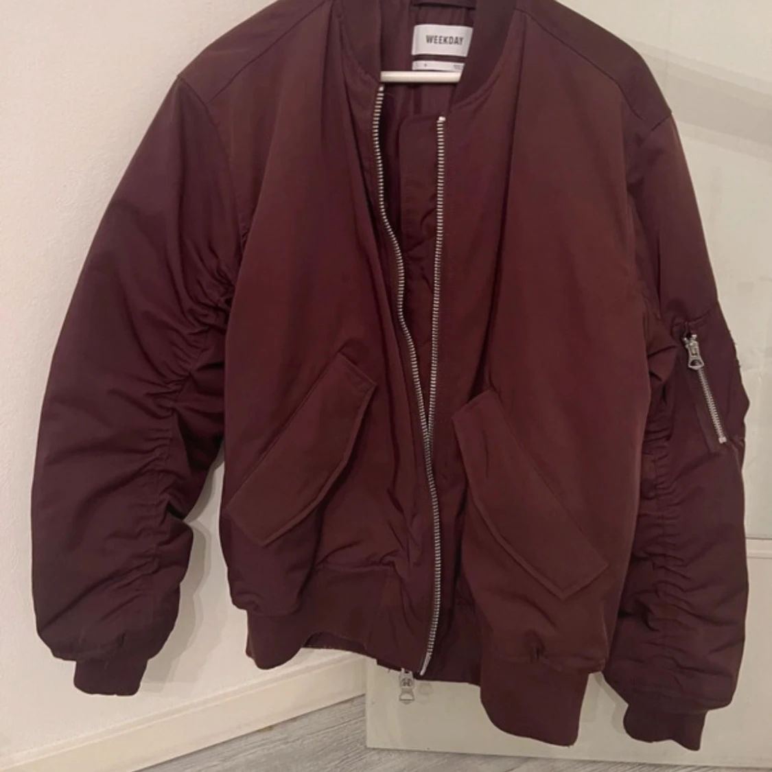 Mörkröd bomberjacka från Weekday - 1