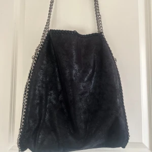 Fin väska❤️ - Stella McCartney liknande väska som är i jätte bra skick och är hur snygg som helst❤️❤️❤️❤️❤️❤️ 