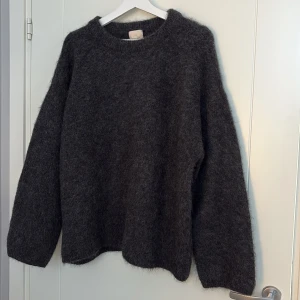 Mörkgrå mohair/ulltröja från H&M - Säljer denna stickade tröjan från H&M i mohair- och ullblandning.