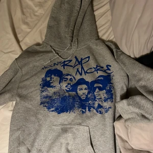 Mount rapmore hoodie  - Säljer en grå mount rapmore hoodie då den inte kommer till användning. Jätte mjuk och skön på insidan. Sitter perfekt på mig som har strl S. Ordinarie pris ca 600kr