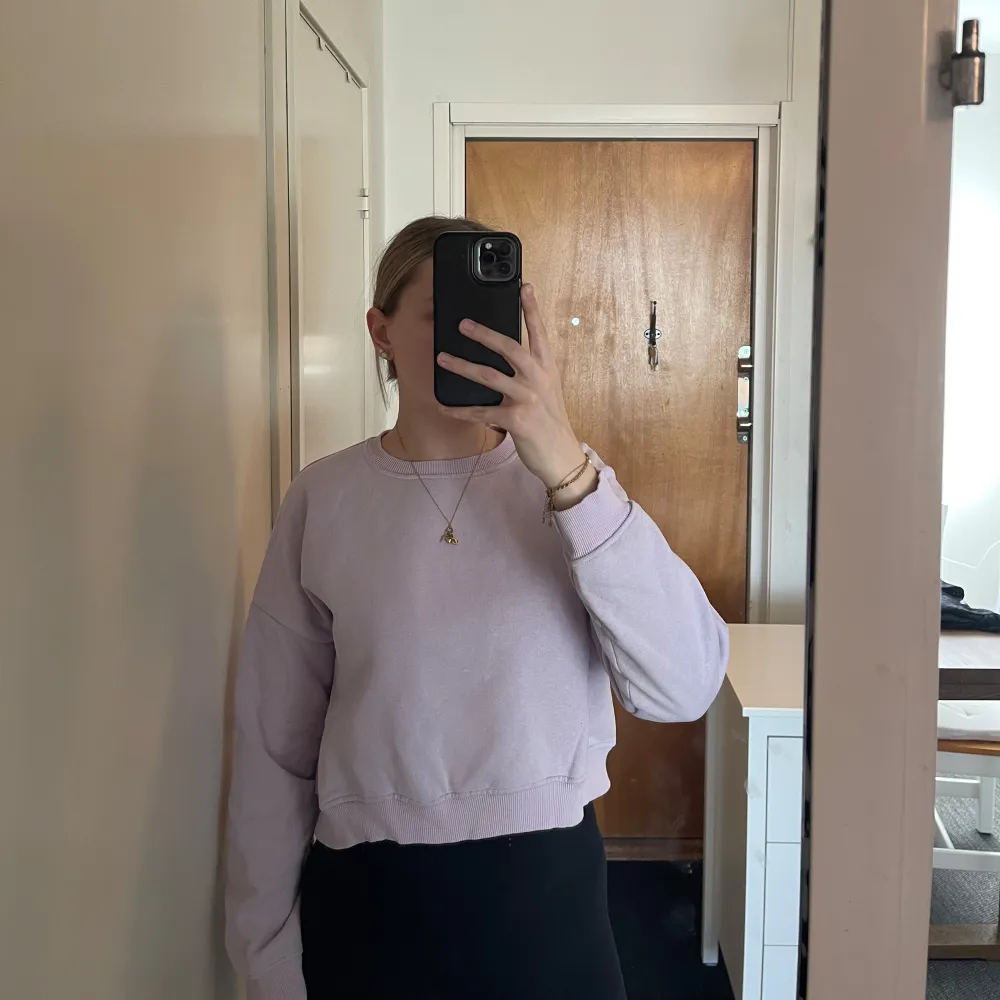 Säljer en ljuslila sweatshirt från Lager 157 i storlek XS/S. Tröjan har en klassisk rund halsringning och långa ärmar samt lite cropped i modellen. 💜. Neuletakit & Villapaidat.