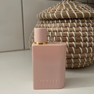 Burberry Her Elixir de Parfum - 50ml - Säljer min Burberry Her Exilir i 50 ml. Parfymen är endast testad vid ett par fåtal tillfällen, nästan som ny 🌸
