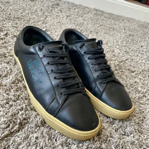 Saint Laurent skor - Säljer rikigt feta svarta Saint Laurent skor i { Nyskick⭐️} Modell: SL/06. Just denna   färg och modell är limiterad🙌🏻Storlek : 42. Hör gärna av er om ni har funderingar!🙏