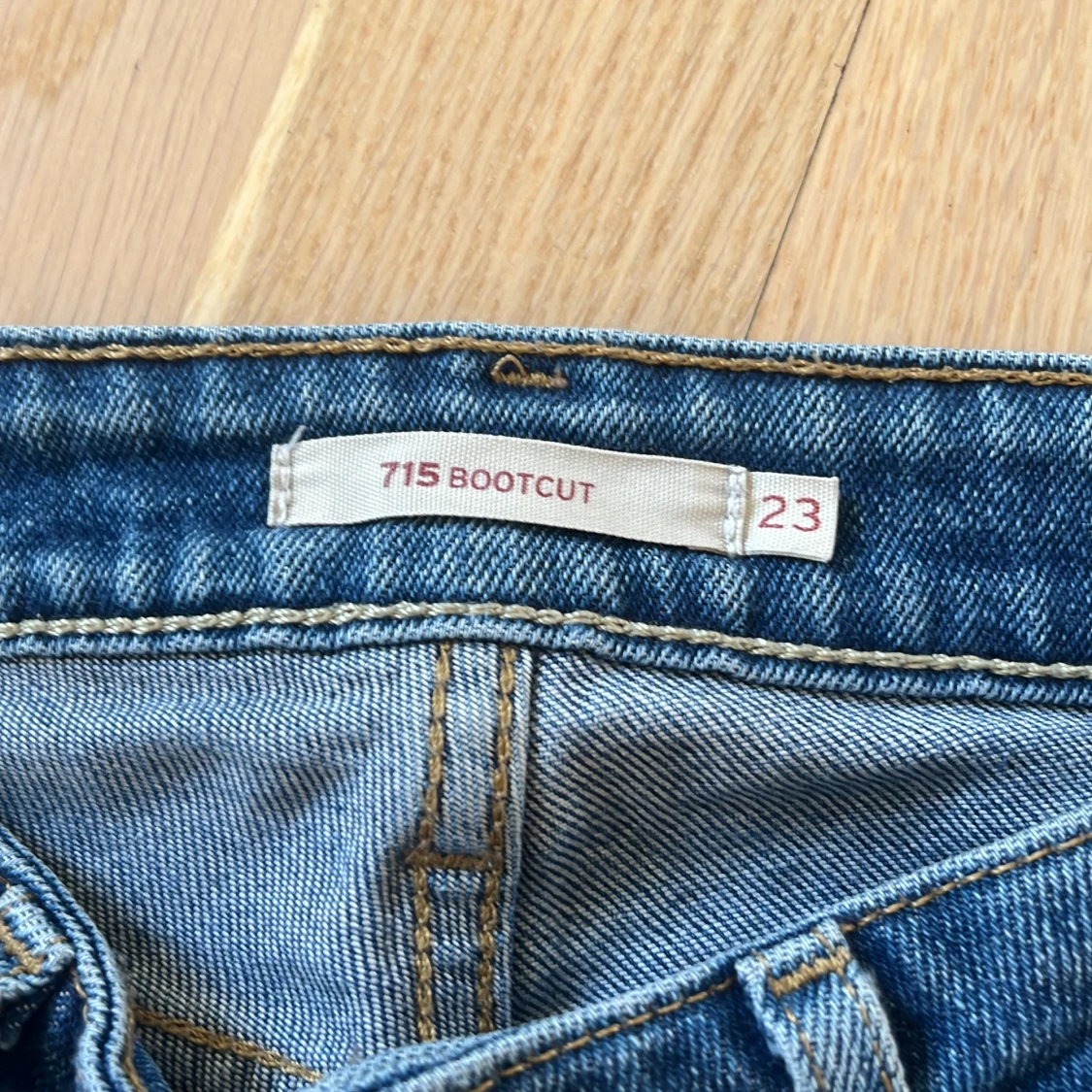Blå bootcut jeans från Levi's - 2