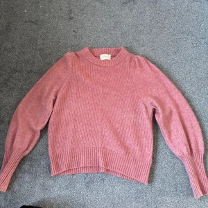 Rosa stickad tröja från Neo Noir - Säljer en superfin rosa stickad tröja från Neo Noir. Tröjan har långa ärmar och ett ribbat mönster som ger en snygg struktur . Perfekt för kyligare dagar och passar till både jeans och kjol. Är storlek M men passar även S/Xs. Hör av dig vid intresse! 💖