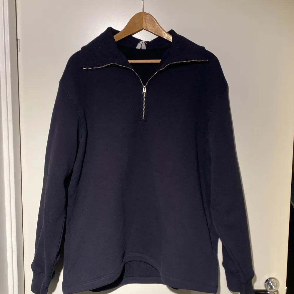 Snygg svart tröja från Arket med dragkedja vid halsen. Perfekt för en stilren och bekväm look. Tröjan har långa ärmar och en klassisk passform. Helt ny och aldrig använt . Neuletakit & Villapaidat.