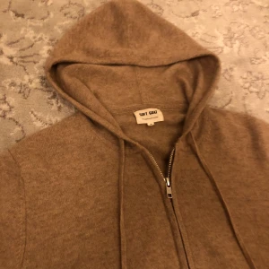 Beige Soft Goat - Säljer nu en 100% Biege Kashmir Zip-Hoodie från Soft goat | Nypris 2995kr | Väldigt bra skick förutom ett väldigt litet hål på armbågen, se bild 3! | vid frågor eller funderingar är det bara att höra av sig🙌 Priset är diskuterbart!