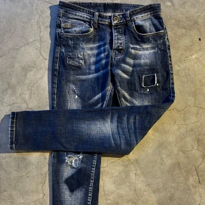 Dsquared2 jeans  - Snygga blå jeans från Dsquared2 med coola slitna detaljer och. De är i storleken 28/32🔥De är små i storleken och har ett mycket bra skick!🤩                       ⚠️PRIS KAN DISKUTERAS⚠️