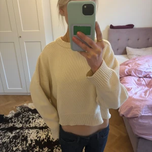 Crémevit stickad tröja - Säljer en crémevit stickad tröja i superfint skick med croppad passform. Tycker däremot den är något kort på mig som är 180 cm lång, därför säljer jag den! Storlek S men skulle tro att den även passar XS perfekt💕