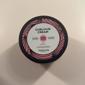 Curlicue Cream från Maria Nila - En curl cream från Maria nila som ska få lockarna att hålla. Det är 100ml burk men skulle gissa att det är ungefär hälften kvar men vet inte helt säkert. Kontakta mig om ni har frågor!🫶🏻
