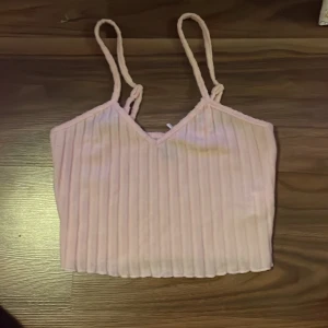 Rosa linne  - Säljer ett ganska kort rosa linne från SHEIN I storlek S. Linnet har även ställbara axelband och är gjort i ett väldigt speciellt material det är typ ribbat och typ lite fluffigt på utsidan ⭐️ 