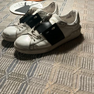 Valentino - Äkta valentino jag köpte 2022 för 5000kr sluta använda dem för dem blev för små så dem är lite slitna kvalité 7/10 skickar så fort jag kan storlek 43 har inte original låda. kom med förslag i pris